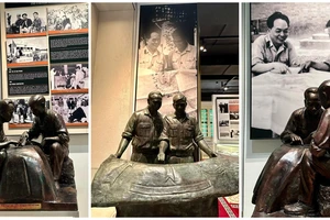 Hệ thống tượng đồng gắn với các nhân vật và sự kiện lịch sử tiêu biểu của Cách mạng Việt Nam được trưng bày tại bảo tàng. Ảnh THÚY DIỆU