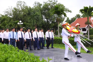 Đoàn công tác của Ban Tuyên giáo Trung ương do đồng chí Nguyễn Trọng Nghĩa, Trưởng Ban Tuyên giáo Trung ương dẫn đầu, đã đến dâng hoa, dâng hương viếng các anh hùng liệt sĩ tại TP Điện Biên Phủ, tỉnh Điện Biên