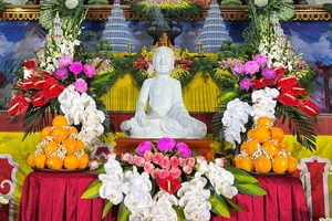 Tượng Phật Hoàng Trần Nhân Tông được chế tác bằng ngọc bích có kích thước 1/1 với phiên bản của tượng Phật Hoàng trong tháp tổ (tại chùa Yên Tử)