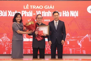 Đạo diễn, NSND Đặng Nhật Minh được trao Giải thưởng Lớn - Vì tình yêu Hà Nội