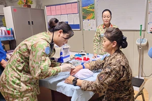 Các bác sĩ của BVDC2.5 tổ chức thăm khám cho cán bộ, chiến sĩ nữ của tiểu đoàn Mông Cổ tại Nam Sudan
