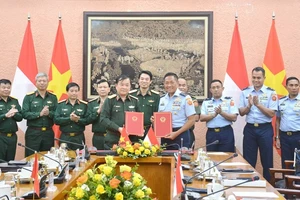 Thượng tướng Hoàng Xuân Chiến và Trung tướng Donny Ermawan Taufanto ký biên bản Đối thoại Chính sách Quốc phòng Việt Nam - Indonesia lần thứ 3