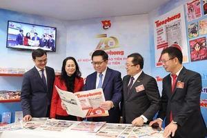 Trưởng ban Tuyên giáo Trung ương Nguyễn Trọng Nghĩa cùng các đại biểu tham quan gian trưng bày các ấn phẩm báo Tiền Phong