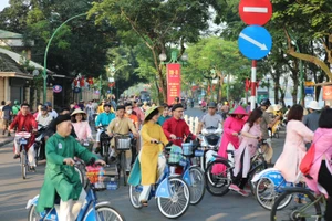 Tour đi xe đạp trên phố cổ Hà Nội. Ảnh: HTTL