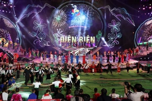 Chương trình nghệ thuật khai mạc Lễ hội Hoa ban tổ chức tại Quảng trường 7-5, tại TP Điện Biên Phủ