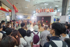 Các gian hàng quốc tế tại Hội chợ VITM Hà Nội 2024 đông tới tận những phút cuối cùng trước khi đóng cửa.
