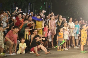 Người dân, đặc biệt là trẻ nhỏ hào hứng tham dự các sự kiện của Lễ hội Du lịch Hà Nội năm 2024. Ảnh: HÀ NGUYỄN