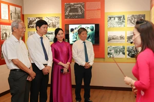 Trưng bày chuyên đề "Chiến thắng lịch sử Điện Biên Phủ- Bản hùng ca thời đại Hồ Chí Minh". Ảnh: TÙNG LÊ