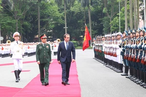 Đại tướng Phan Văn Giang và Ngài Sébastien Lecornu duyệt Đội danh dự Quân đội nhân dân Việt Nam. Ảnh NGUYỄN HỒNG