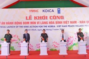 Khởi công Dự án hành động bom mìn vì Làng hòa bình Việt Nam - Hàn Quốc