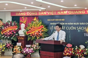 Nhà báo Hồ Quang Lợi ra mắt sách "Người trên đường đời"