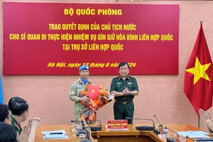 Thượng tá Trương Anh Tuấn được trao quyết định thực hiện nhiệm vụ gìn giữ hòa bình tại Trụ sở LHQ