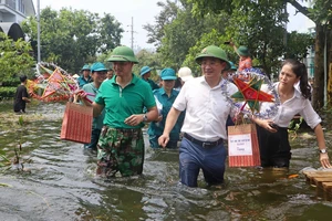 Nghệ sĩ Xuân Bắc và Tự Long mang không khí trung thu đến với trẻ em vùng lũ