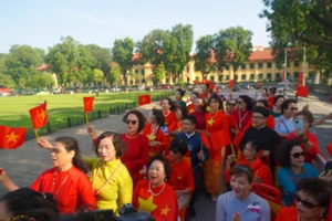 Hàng trăm hành khách cùng trải nghiệm hành trình tham quan Hà Nội bằng xe buýt