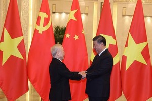 阮富仲總書記與中國國家主席習近平親切握手。
