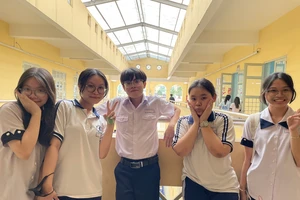 Nguyễn Hữu Thọ (giữa) cùng các bạn học Trường THPT Chuyên Trần Đại Nghĩa, TPHCM.