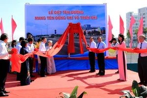 Các đồng chí nguyên lãnh đạo, lãnh đạo TPHCM tham gia lễ đặt tên đường dẫn cao tốc TPHCM – Trung Lương mang tên đồng chí Võ Trần Chí. Ảnh: Tuấn Vũ