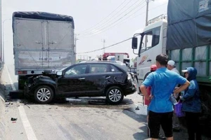 Tai nạn giao thông ở quận Bình Tân được kéo giảm trong 5 tháng đầu năm 2017. Trong ảnh một vụ tai nạn giao thông liên hoàn giữa ô tô 7 chỗ và 2 xe tải xảy ra ở cầu Bình Thuận, quận Bình Tân vào ngày 17-4 