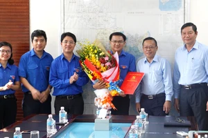 Lãnh đạo TPHCM và Thành Đoàn TNCS TPHCM chúc mừng anh Lâm Đình Thắng