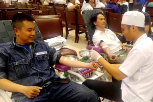 Kỹ sư điện làm việc tại Tổng Công ty Điện lực TPHCM tham gia hiến máu nhân đạo