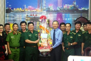 Lãnh đạo TPHCM thăm, chúc tết các đơn vị lực lượng vũ trang, đơn vị thi công đường hoa Nguyễn Huệ