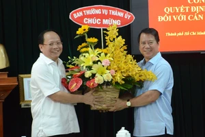 Thành ủy TPHCM trao quyết định nghỉ hưu cho đồng chí Nguyễn Hữu Nhân