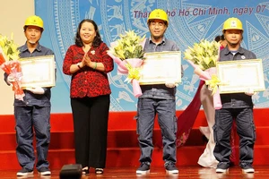 4 kỹ sư, công nhân Điện lực TPHCM nhận bằng khen của Thủ tướng Chính phủ