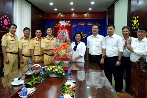 Lãnh đạo TPHCM thăm, tặng quà tết lực lượng cảnh sát giao thông
