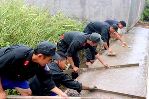 Cảnh sát cơ động giúp người dân ngoại thành TPHCM bê tông hóa hẻm