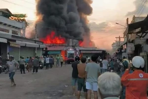 Cháy chợ hàng cũ gần biên giới An Giang, hơn 280 ki-ốt bị thiêu rụi