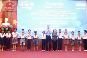 Kiên Giang: Trao học bổng Vừ A Dính cho học sinh dân tộc thiểu số, vùng biển đảo