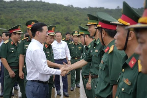 Chủ tịch nước Võ Văn Thưởng thăm, tặng quà tết tại đảo tiền tiêu Thổ Châu