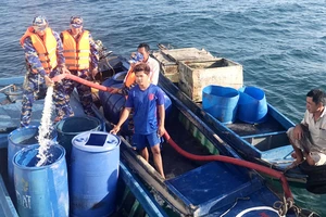 Vùng 5 Hải quân chở nước ngọt cho người dân các đảo Tây Nam 
