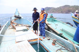 Vùng Cảnh sát biển 4 chở 350.000 lít nước ngọt hỗ trợ người dân trên đảo Hòn Chuối