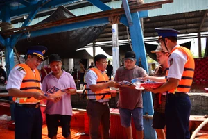 Vùng Cảnh sát biển 4 phối hợp tỉnh Kiên Giang tuyên truyền chống khai thác IUU