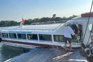 An Giang: Tàu chở du khách nước ngoài va chạm phà trên sông Tiền, 3 người bị thương