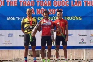 Nguyễn Trường Tài với chiếc huy chương vàng. 