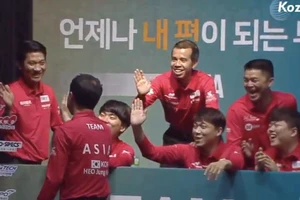 Đội tuyển châu Á đang chia vui chiến thắng ngày đầu tiên. 