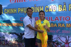 VĐV Nguyễn Thị Oanh trên bục nhận thưởng. 