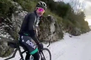 Peter Sagan trải nghiệm đạp xe trên tuyết. 