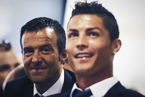 Siêu cò Jorge Mendes (trái) bên cạnh Cristiano Ronaldo.