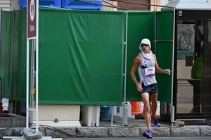 Yohann Diniz rời toilet tiếp tục cuộc đua