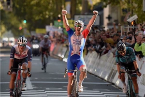 Arnaud Démare mừng chiến thắng Paris-Tours 2021