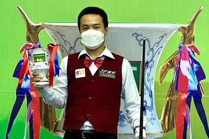 Cơ thủ Nguyễn Như Lê với chiếc cúp vô địch