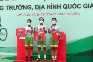 Ba cô gái An Giang trên bục nhận huy chương. ẢNH: Đinh Thanh Phong