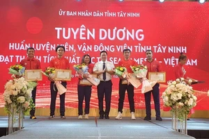 Các VĐV đội tuyển quần vợt nhận bằng khen