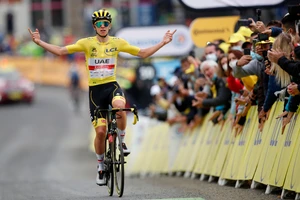 Tadej Pogacar hai năm liền vô địch Tour de France 