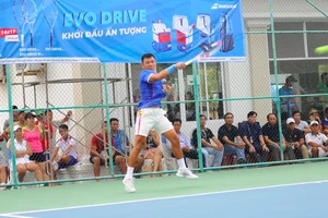 Lý Hoàng Nam tham dự trận đấu biểu diễn trước giải