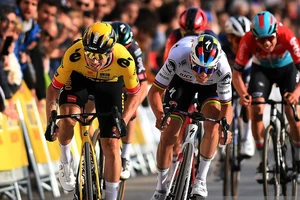 Primoz Roglic (trái) chiến thắng màn nước rút ấn tượng