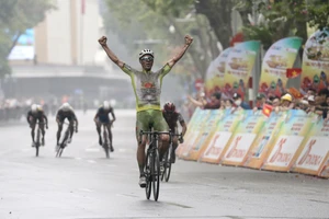 Petr Rikunov ăn mừng chiến thắng tại đích đến. Ảnh: HOÀNG HÙNG